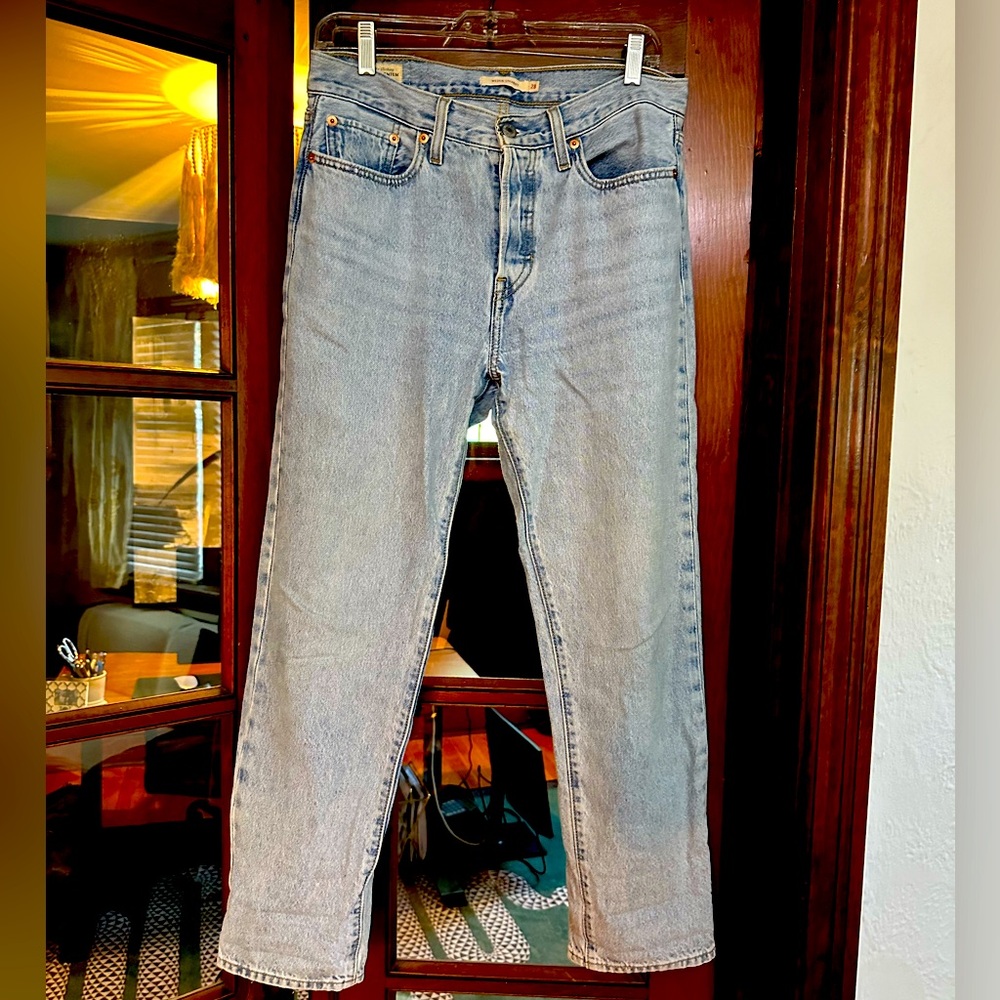 Levi’s Wedgie light wash jeans SIZE 28